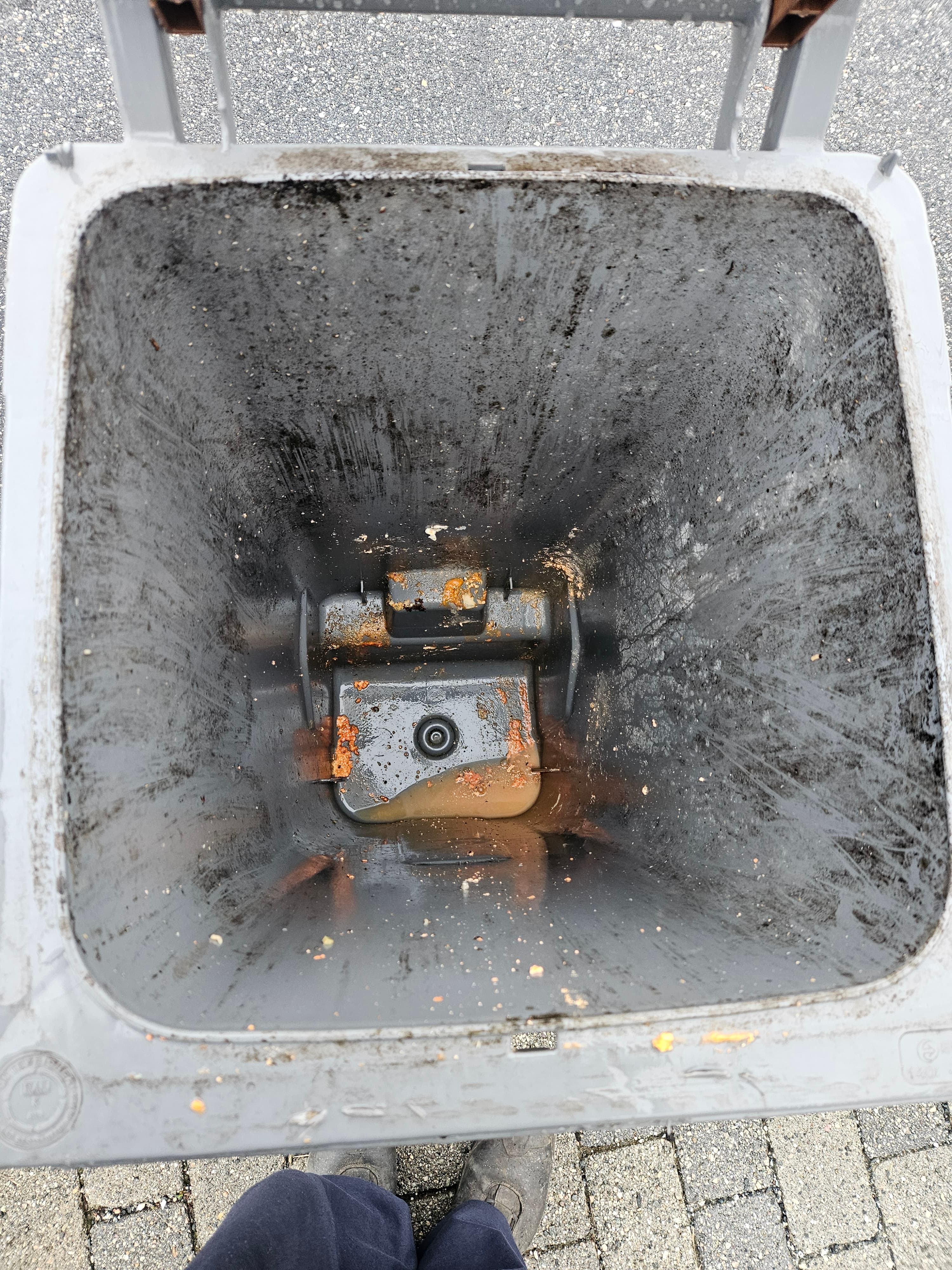 Skittent bosspann før vask